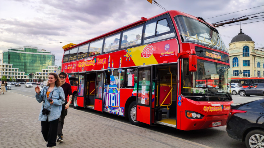 Туристический автобус City Sightseeing на улицах Казани