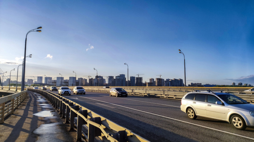 Автомобильное движение по мосту Миллениум в Казани