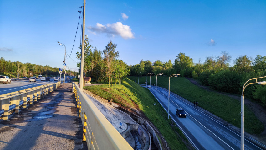 Пешеходная зона и проезжая часть на мосту через овраг