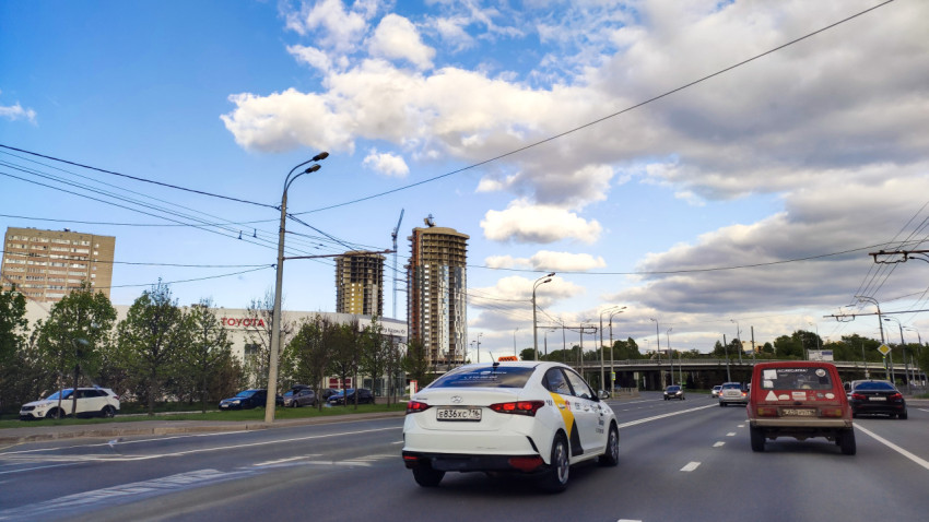 Движение автомобилей по оживлённому проспекту Казани