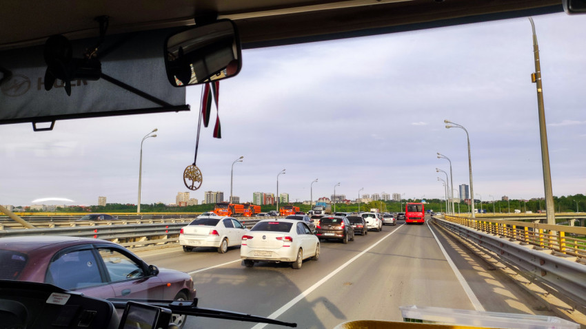 Автомобильная пробка на мосту в Казани