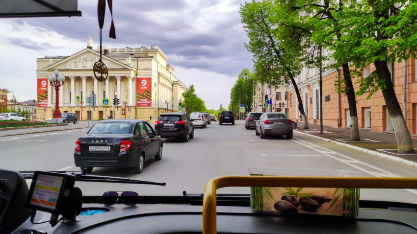 Вид из автобуса на театр в Казани с праздничными баннерами
