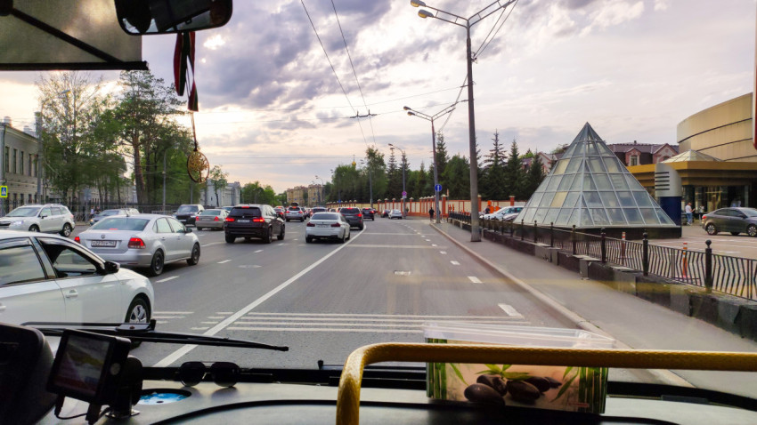 Движение автомобилей по улице в центре Казани