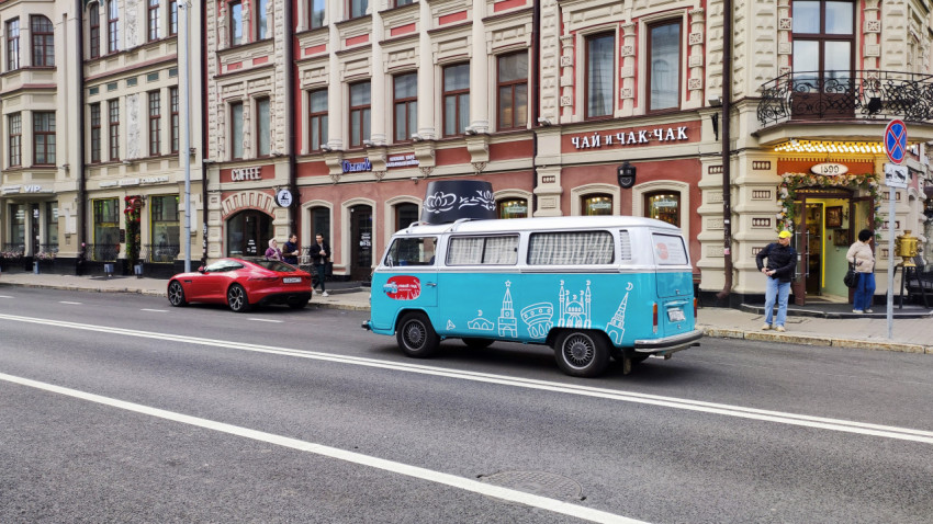 Фургон с туристической символикой на улице в Казани