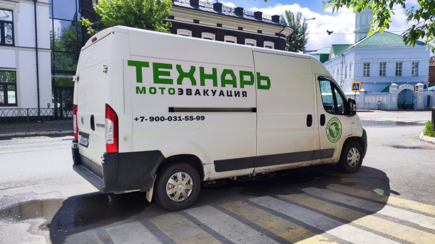 Фургон компании Технарь Мотоэвакуация на улице Казани