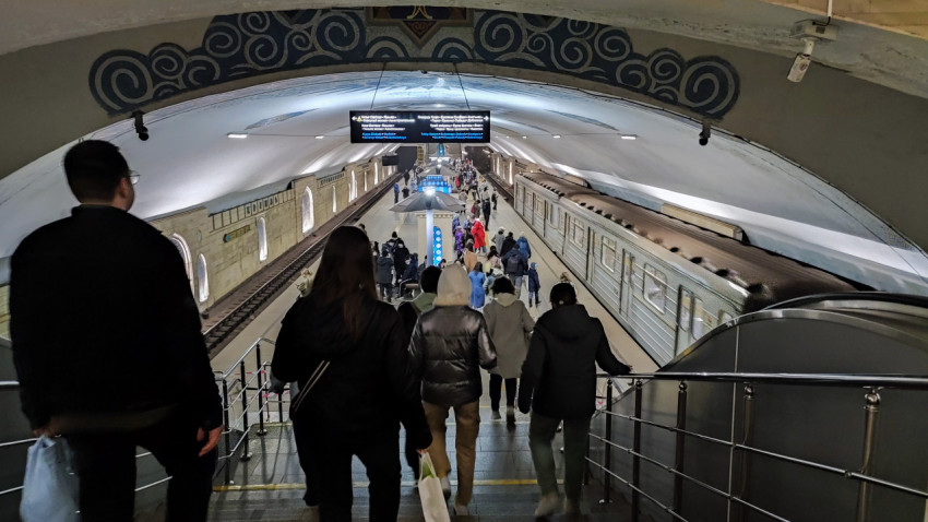 Платформа станции метро Кремлёвская в Казани в вечернее время