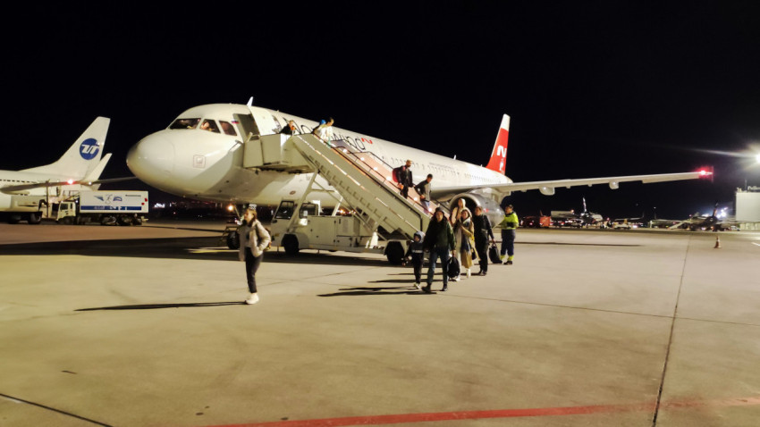 Пассажиры выходят из самолета авиакомпании Nordwind ночью