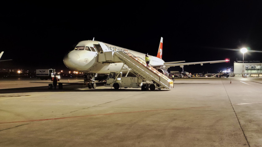 Самолет Nordwind стоит на перроне аэропорта ночью