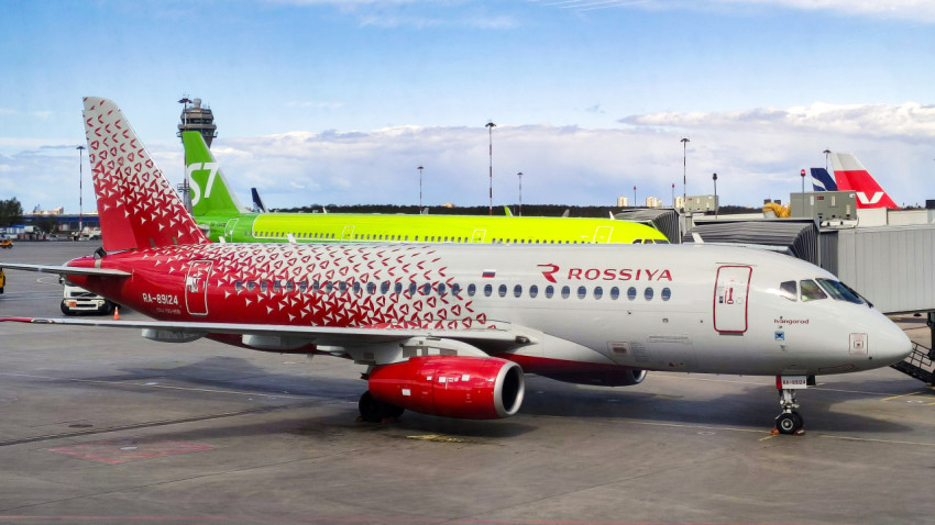 Пассажирский самолёт Россия Sukhoi Superjet 100 у терминала