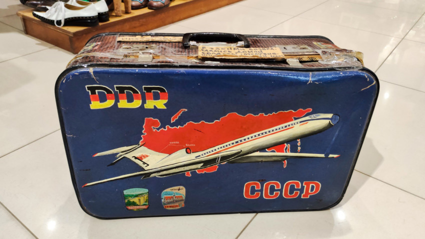 Чемодан с изображением самолёта и карты СССР