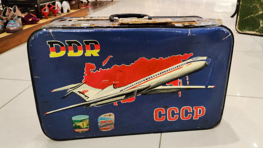 Винтажный чемодан с символикой СССР и ГДР