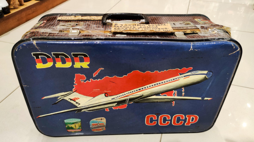 Чемодан с символикой СССР и ГДР