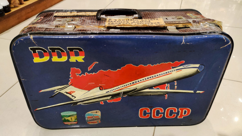 Чемодан с символикой СССР, ГДР и рисунком пассажирского самолёта