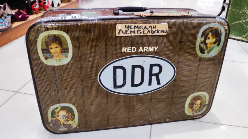 Винтажный чемодан с надписями Red Army и DDR