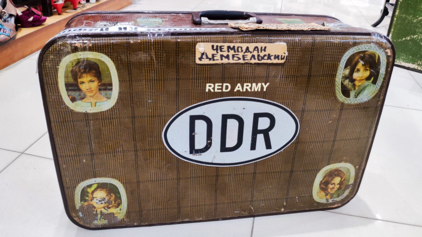 Дембельский чемодан с логотипом DDR и наклейками