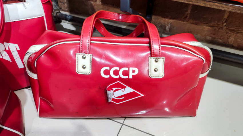 Красная спортивная сумка с символикой СССР в Музее Социалистического Быта