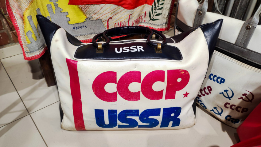 Белая спортивная сумка с надписью CCCP USSR в Музее Социалистического Быта