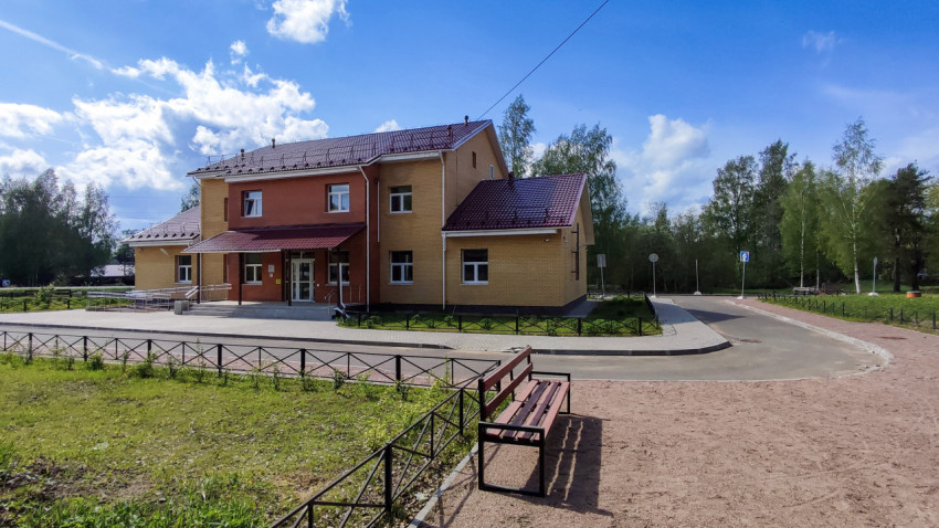 Административное здание с красной крышей и пандусом
