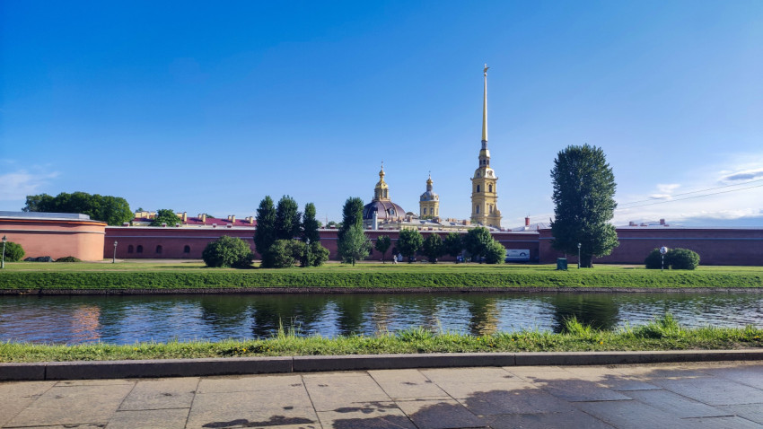 Петропавловская крепость и собор со стороны Невы