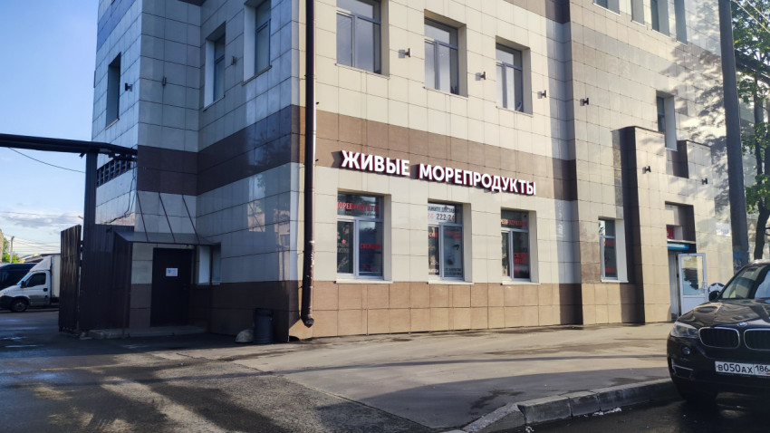 Фасад с вывеской «ЖИВЫЕ МОРЕПРОДУКТЫ» и входной группой