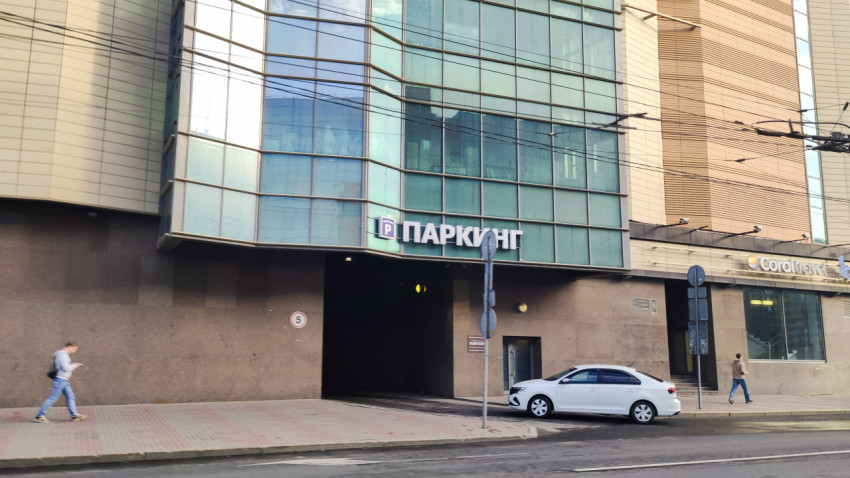Въезд в паркинг на фасаде современного здания