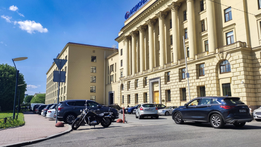 Здание Ленинградского радиотехнического института в Санкт-Петербурге