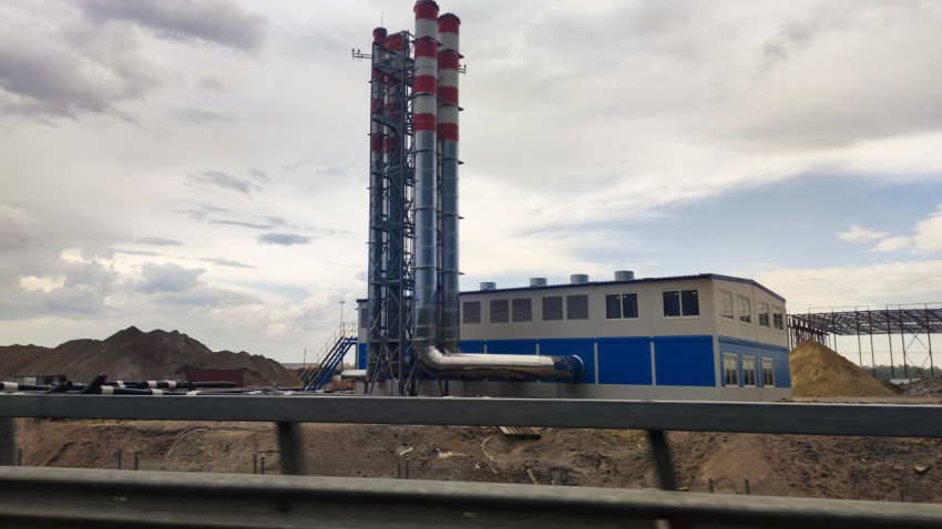 Заводская котельная с трубами на строительной площадке
