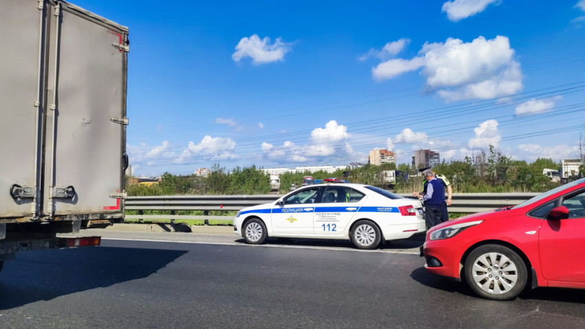 Полицейская машина у отбойника и оформление дорожной ситуации