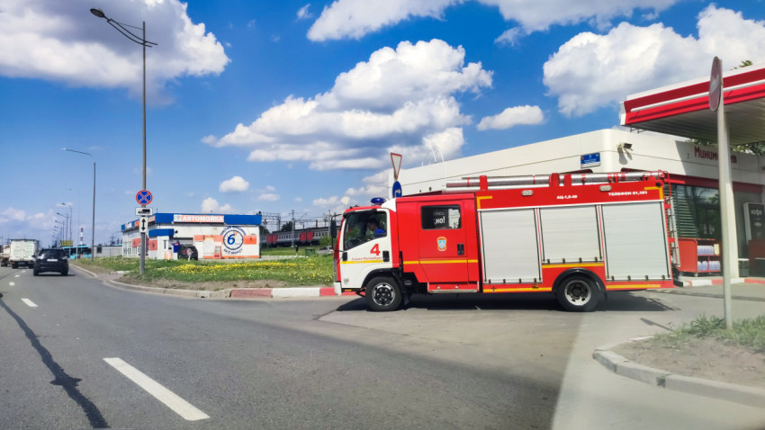 Пожарный автомобиль на выезде с территории сервиса