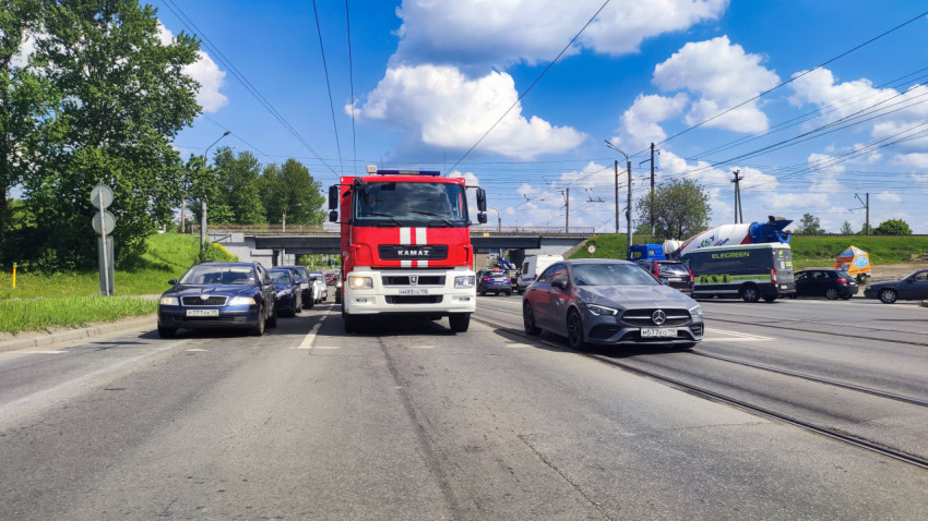 Пожарный автомобиль КАМАЗ в городском потоке у железнодорожного путепровода