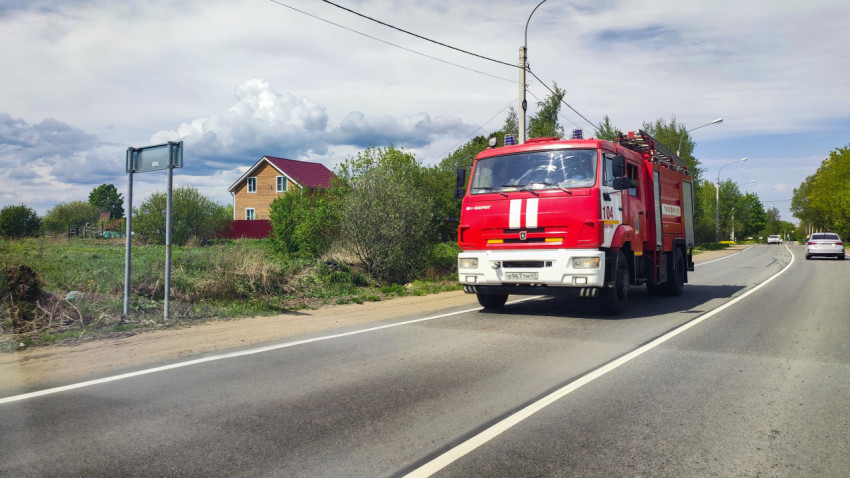 Пожарная машина на загородной дороге