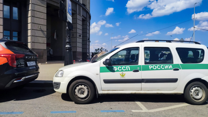Машина ФССП России на парковке у здания