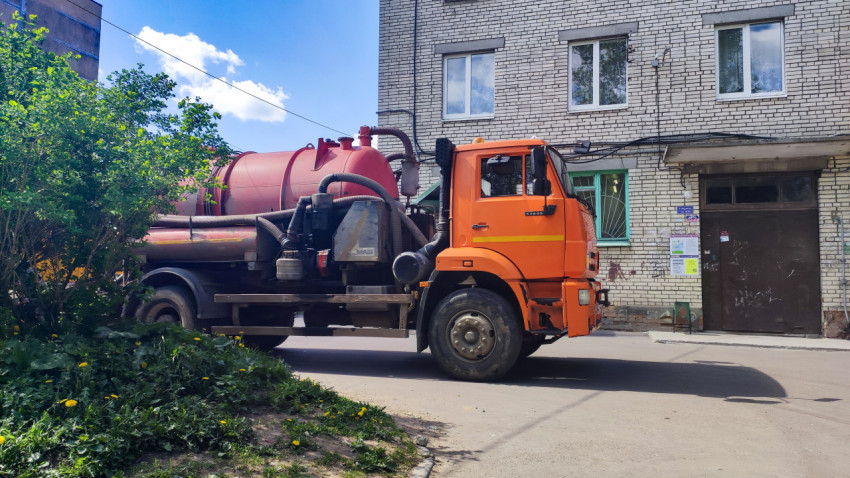 Ассенизаторский КамАЗ с вакуумной установкой у жилого дома