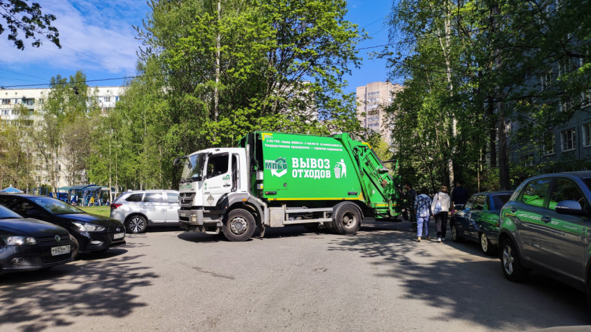 Мусоровоз во дворе жилого дома