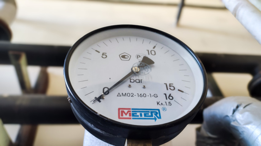 Крупный план шкалы манометра METER на магистрали