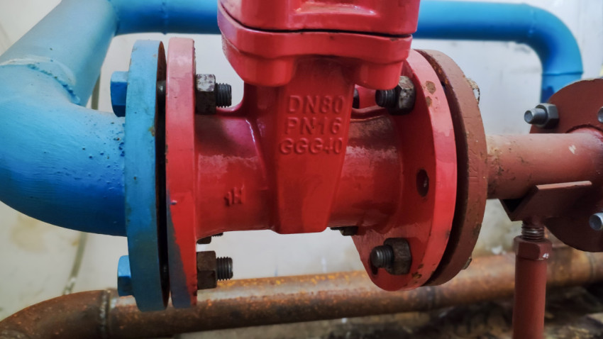 Фланцевая задвижка DN80 PN16 на синем трубопроводе
