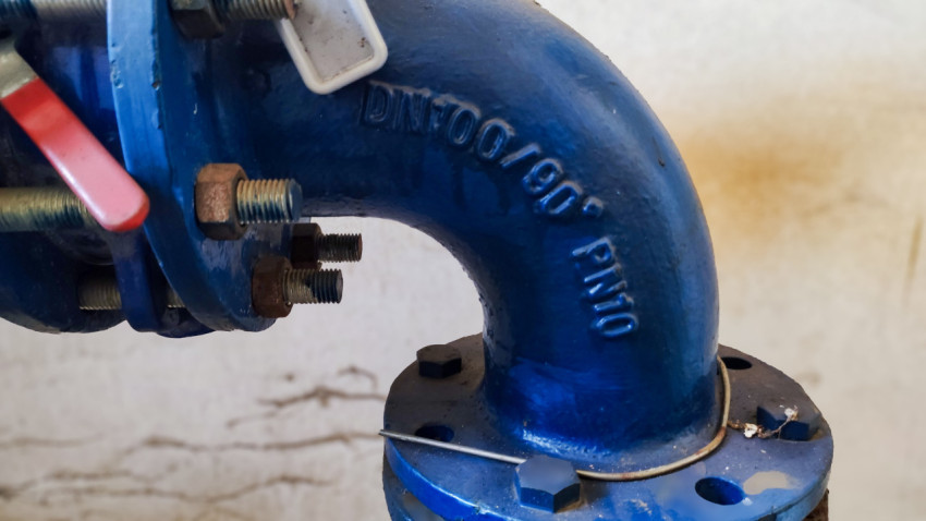 Изгиб трубы DN100/90° PN10 крупным планом