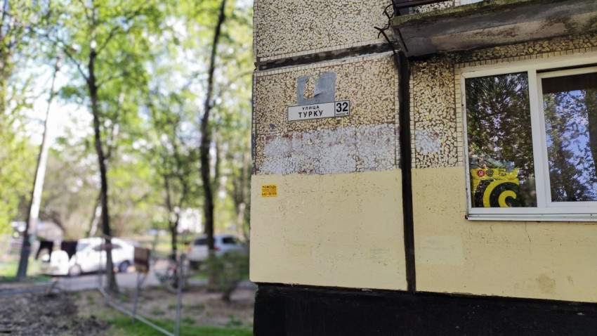 Угол жилого дома с табличкой улицы Турку 32, корпус 4