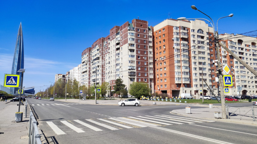 Жилые дома и башня Лахта Центра в Санкт-Петербурге