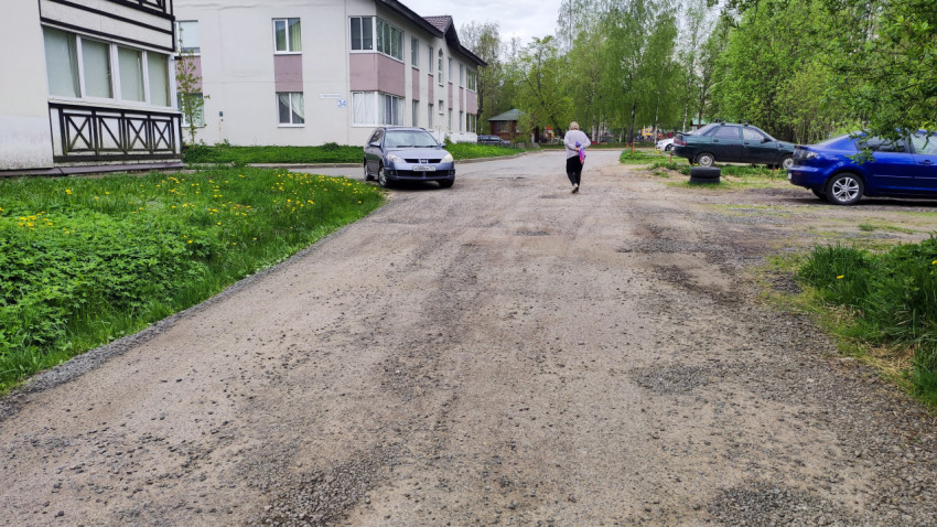 Грунтовая дорога возле жилых домов