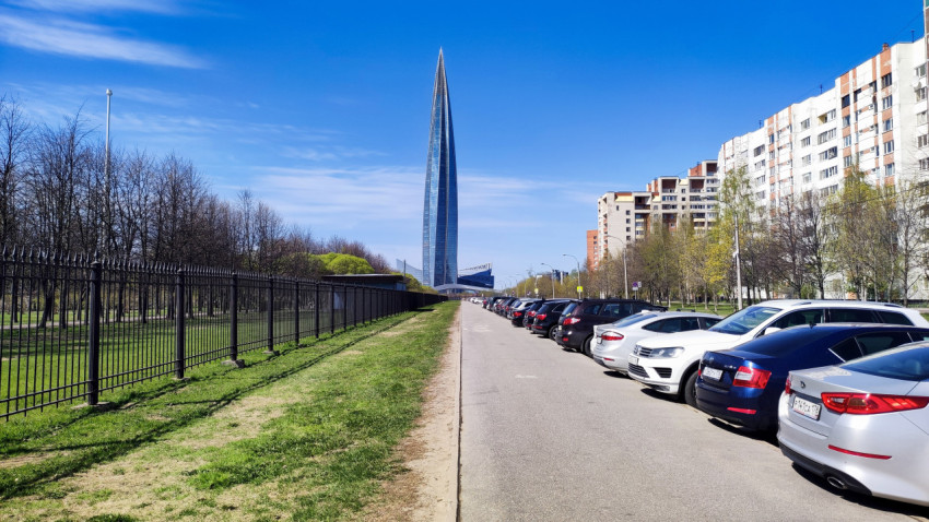 Вид на Лахта Центр с улицы с припаркованными автомобилями