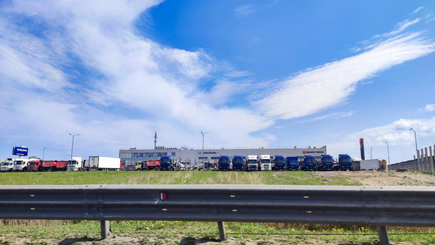 Автосалоны Volvo и Renault Trucks у автомагистрали