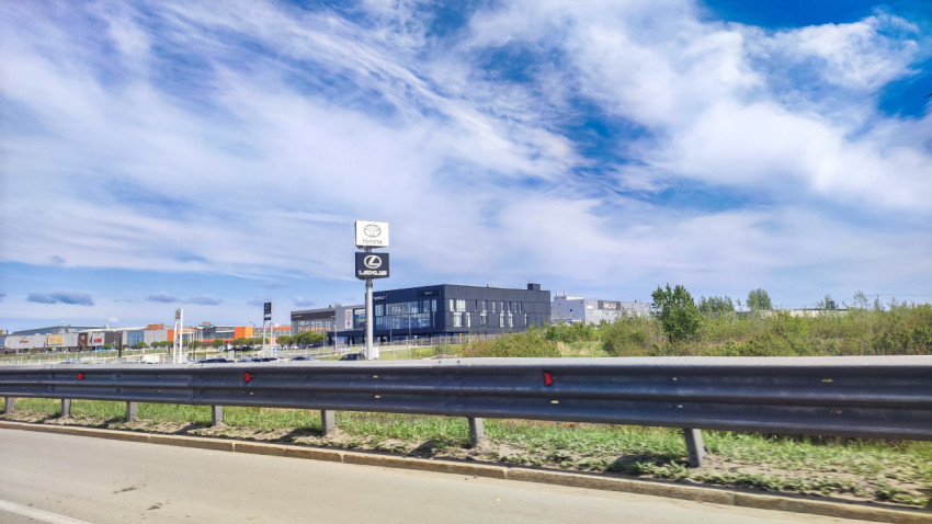 Автосалоны Toyota, Lexus и Geely у автомагистрали