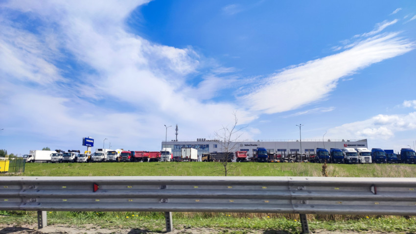 Автосалоны Volvo и Renault Trucks у трассы
