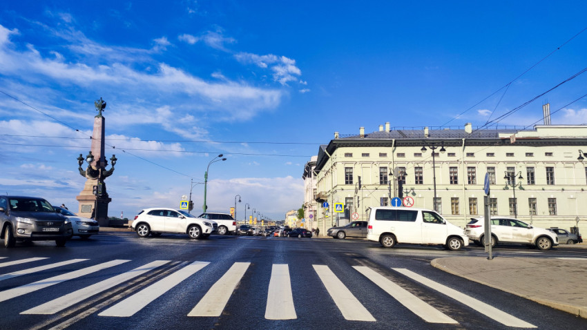 Пешеходный переход у Троицкого моста в Санкт-Петербурге