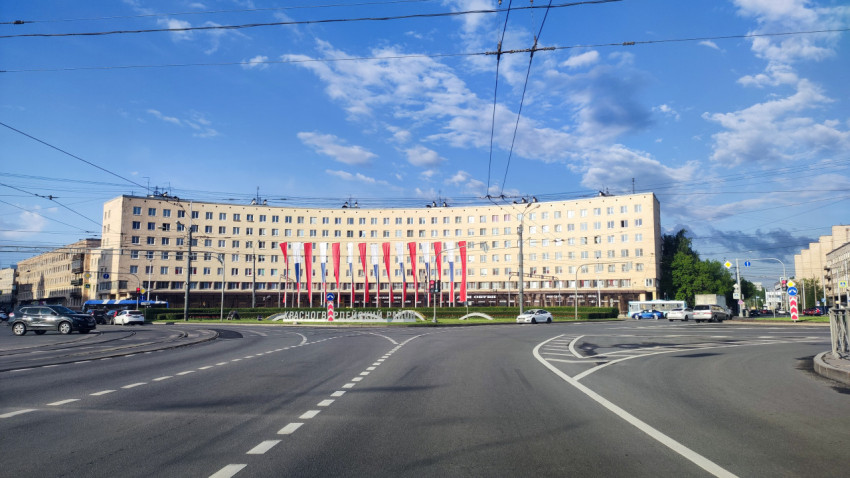 Полукруглый корпус и флагштоки у широкой развязки