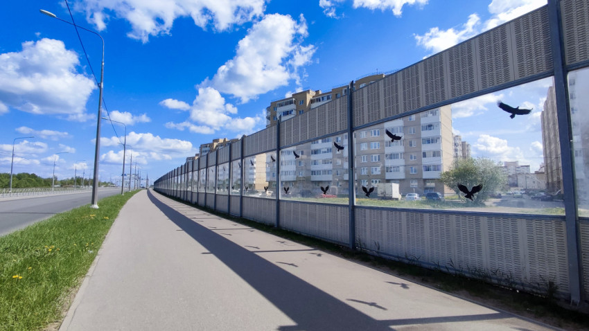 Длинная линия шумозащитного экрана вдоль магистрали и жилого квартала