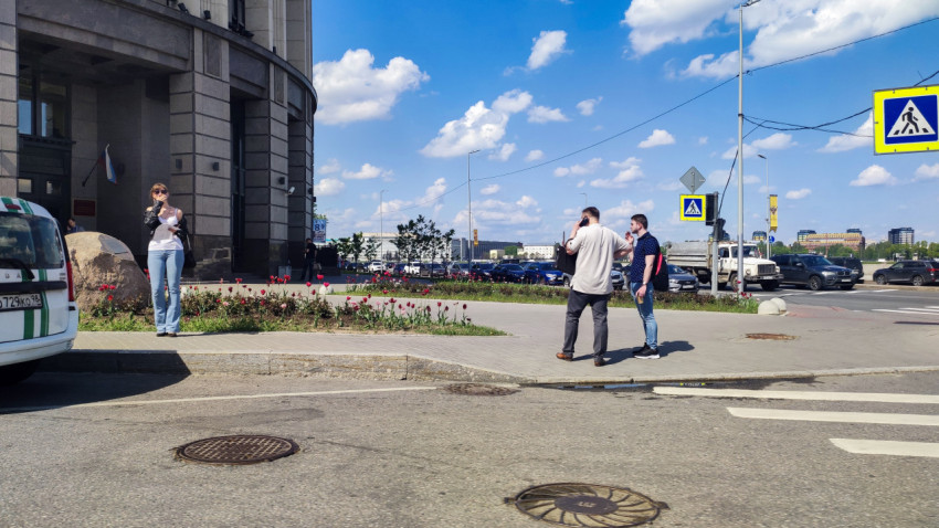 Люди у входа в здание на городской улице