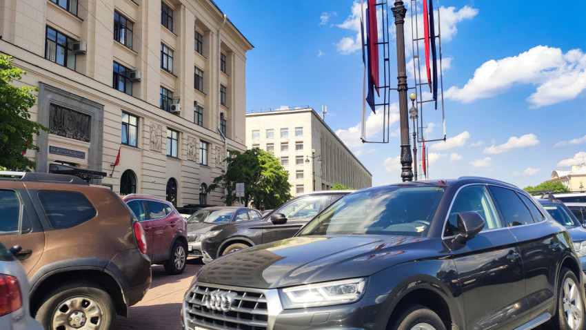 Автомобили на парковке у Федерального дома в Санкт-Петербурге