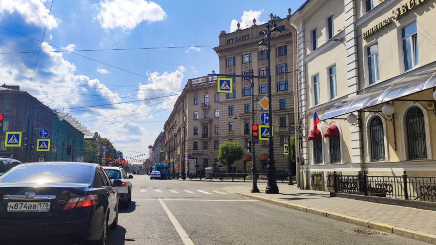 Красный сигнал светофора на городском перекрёстке